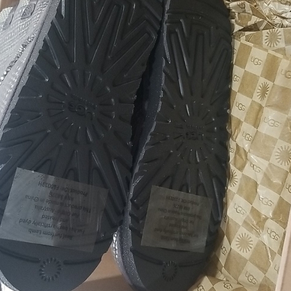 Ugg bailey bow holiday grey 4Y or womens 6 - Picture 7 of 7